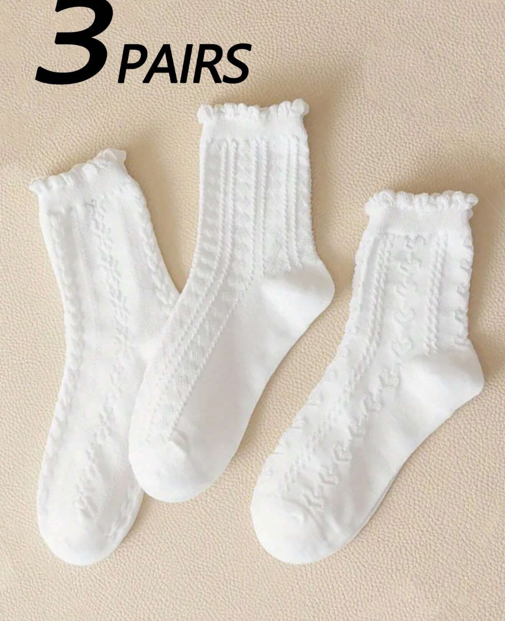 3 pares de calcetines de tripulación tejido de diferentes formas.