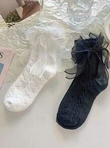 Dos pares de calcetas uno negro y uno blanco con detalle de moño organza