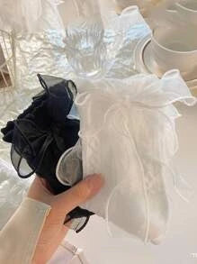 Dos pares de calcetas uno negro y uno blanco con detalle de moño organza