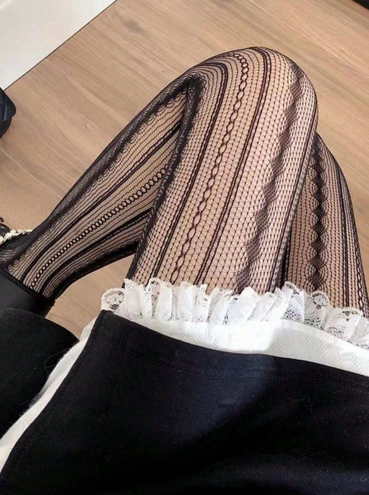 Pantimedias tipo Lolita de encaje vintage negro con diseño calado.