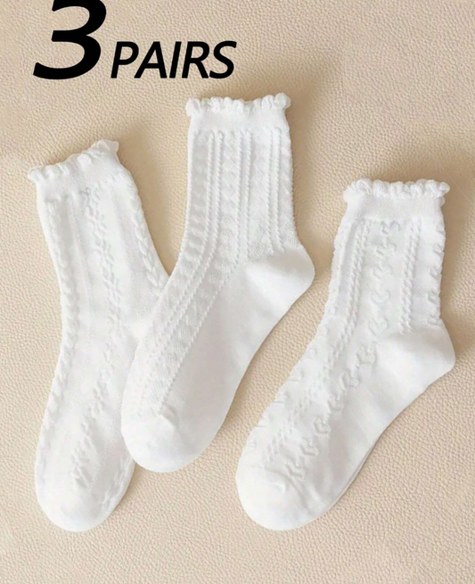 3 pares de calcetines de tripulación tejido de diferentes formas.