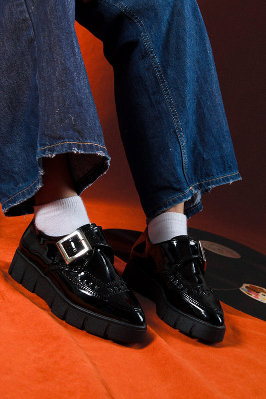 Creeper Punta Negro Charol hebilla tejido